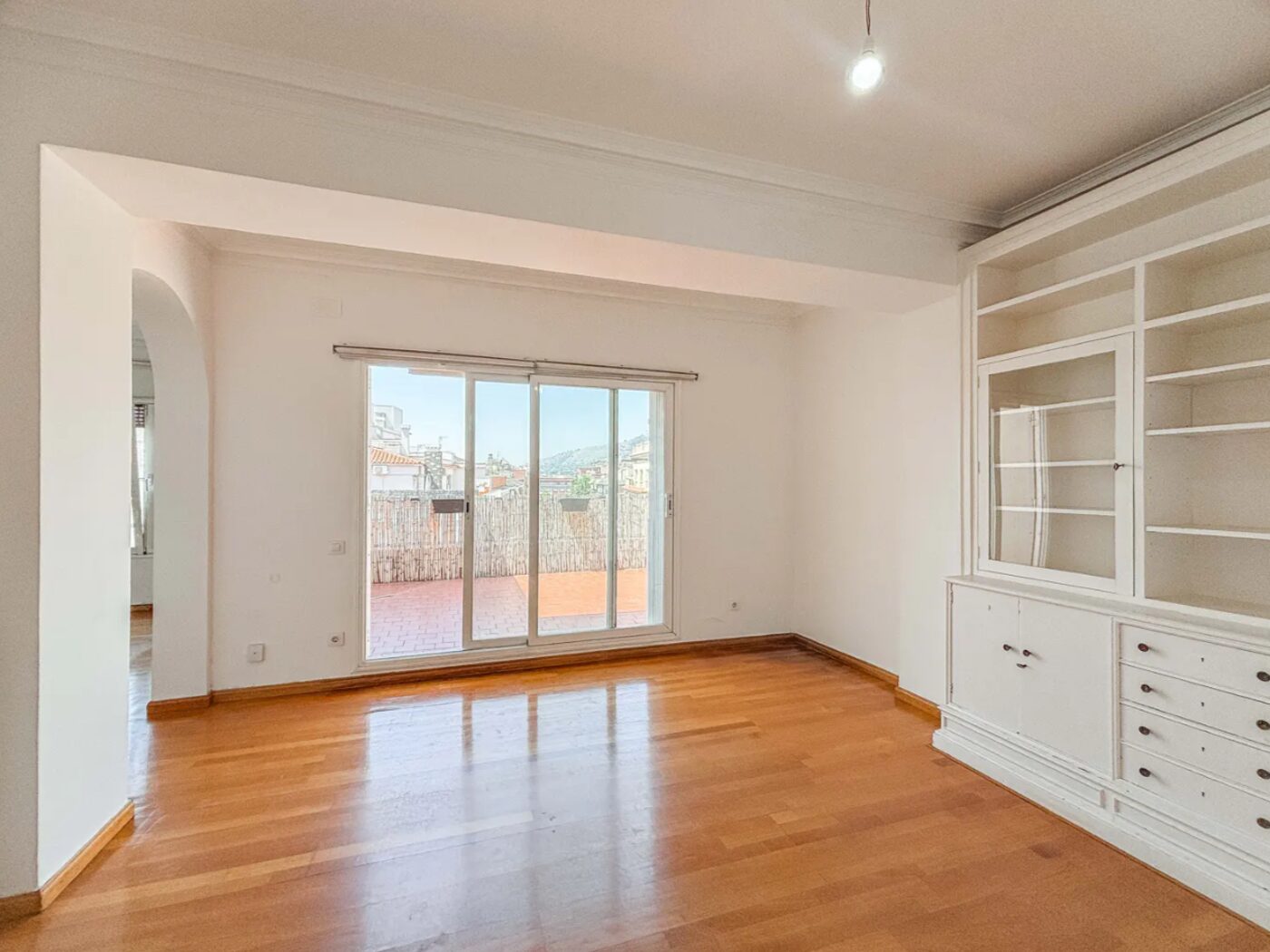 Foto original sin editar — salón vacío